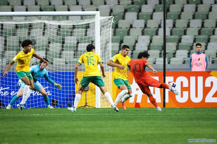 [图]蒯纪闻抽射破门 U20国足输球小组第二出线
